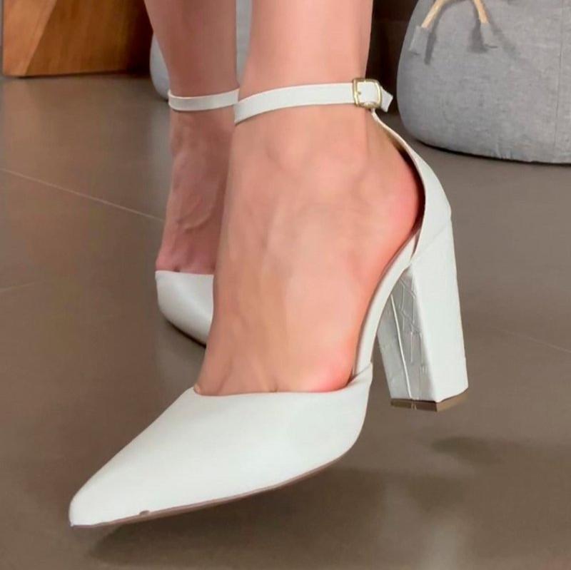 Calçado Feminino Scarpin em Napa e Salto Croco