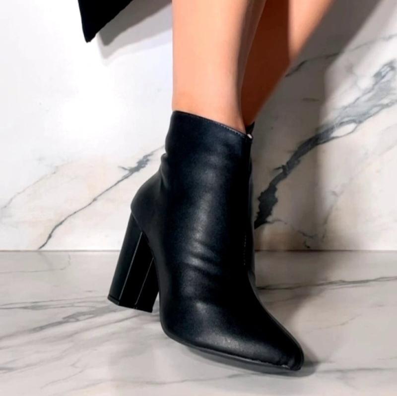 Bota Feminina em Napa Lisa Cano Curto
