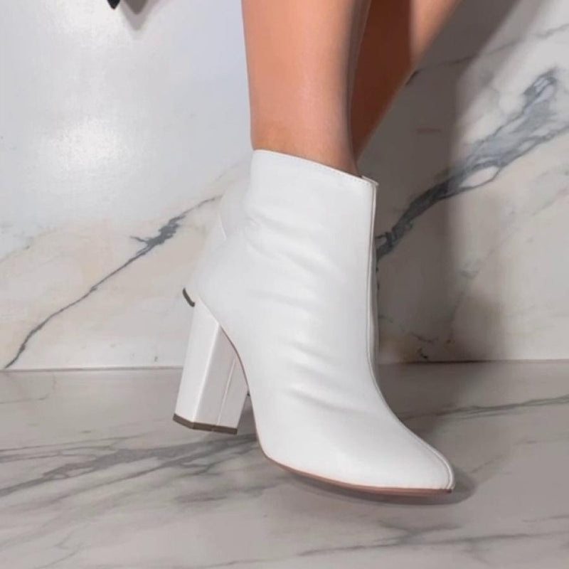 Bota Feminina em Napa Lisa Cano Curto