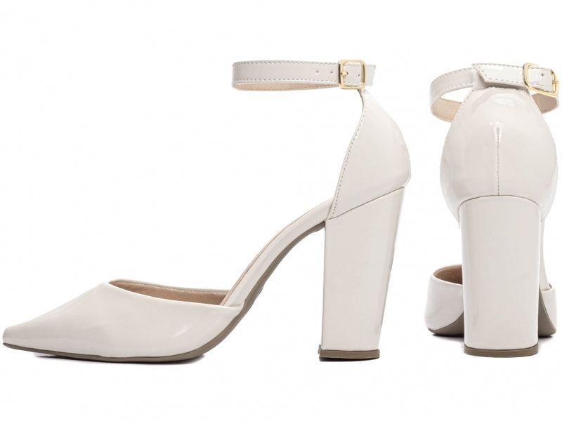 Calçado Feminino Scarpin em Verniz com Alça