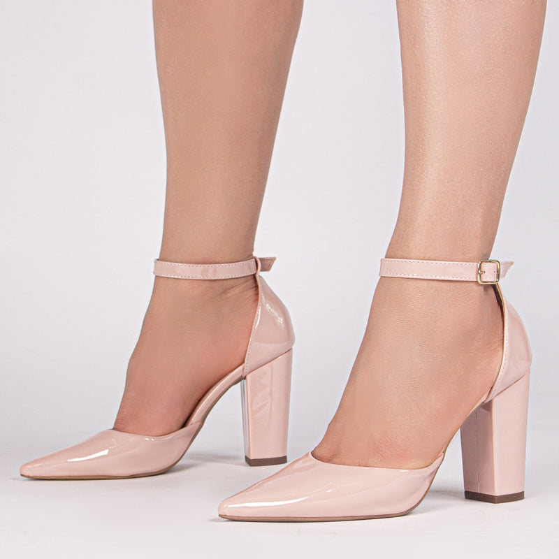 Calçado Feminino Scarpin em Verniz com Alça