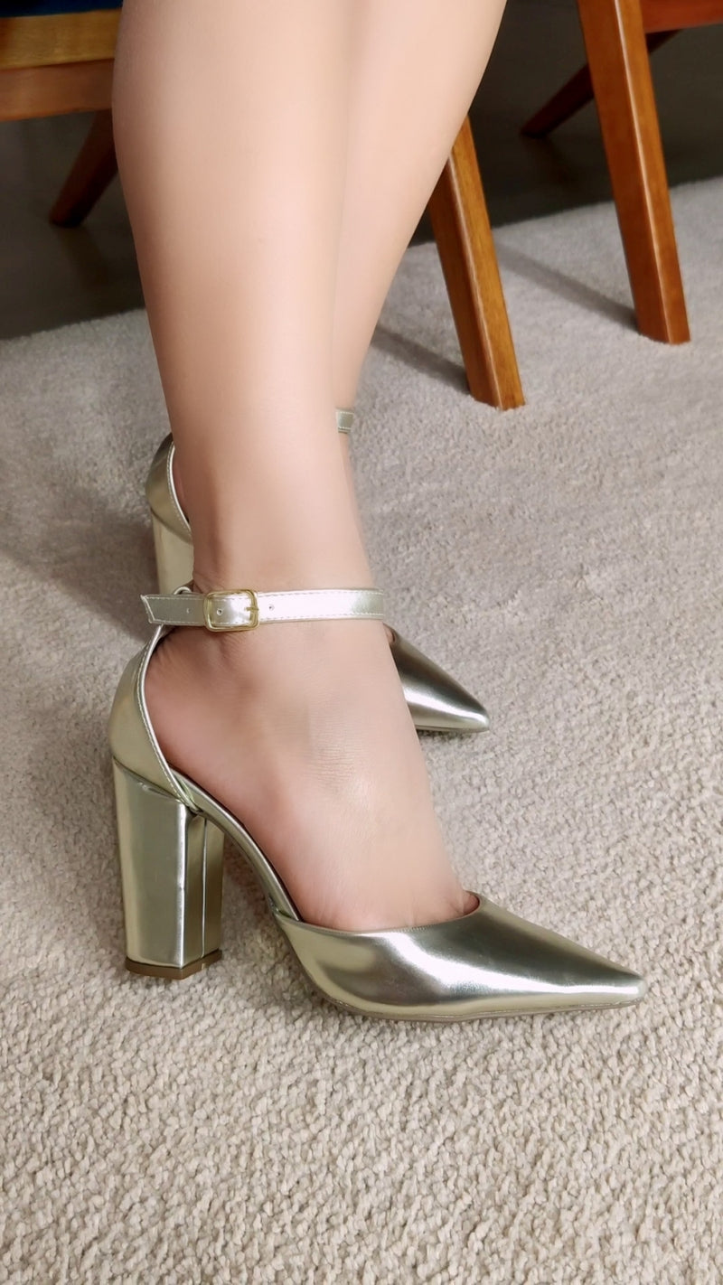 Calçado Feminino Scarpin em Verniz com Alça - Cores