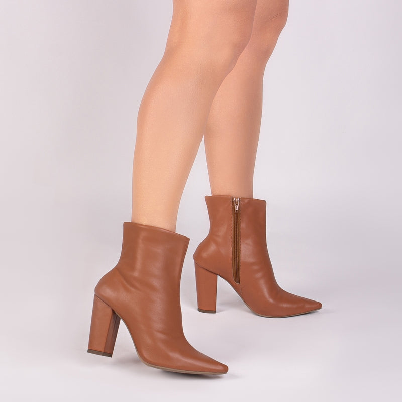 Bota Feminina em Napa ou Verniz Lisa com Fechamento em Zíper