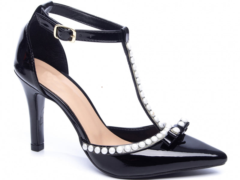 Calçado Feminino Scarpin em Verniz e Pérolas