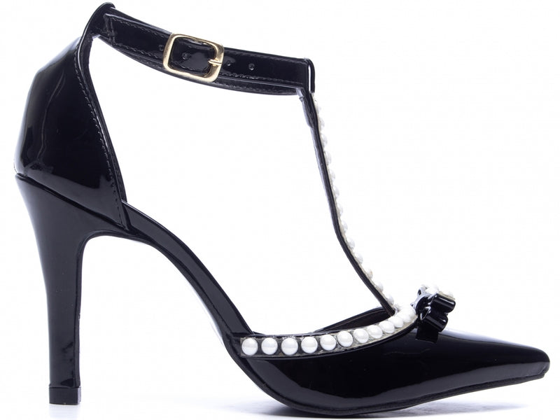 Calçado Feminino Scarpin em Verniz e Pérolas