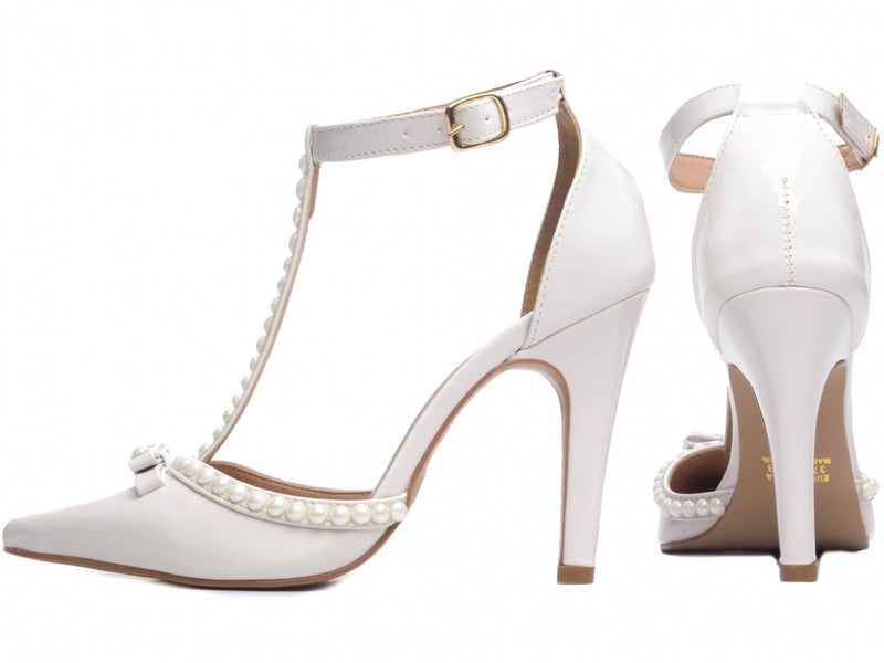 Calçado Feminino Scarpin em Verniz e Pérolas