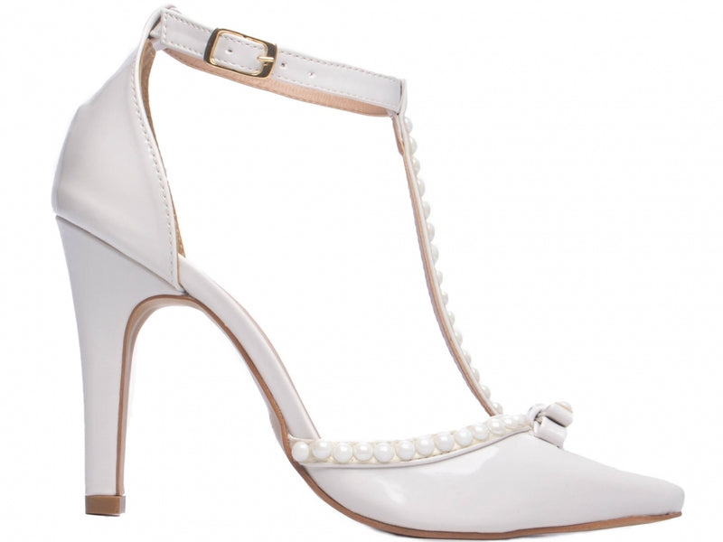 Calçado Feminino Scarpin em Verniz e Pérolas