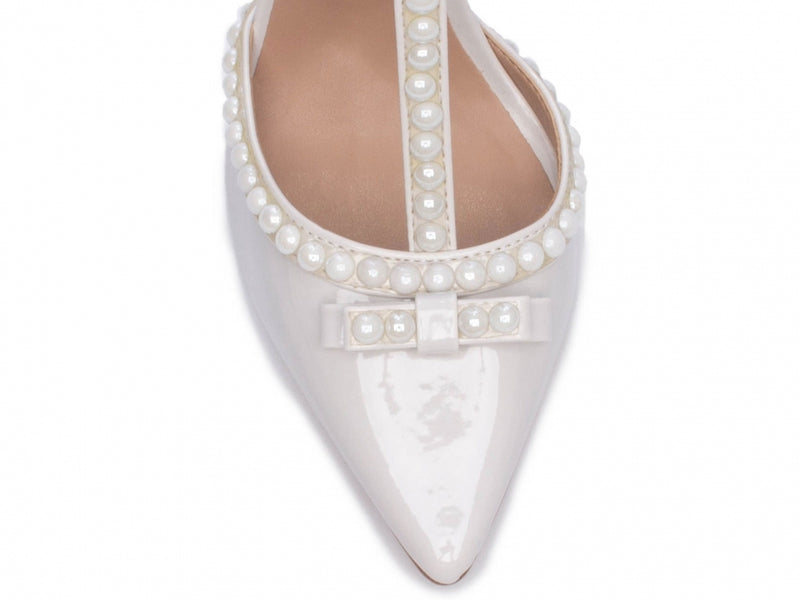 Calçado Feminino Scarpin em Verniz e Pérolas